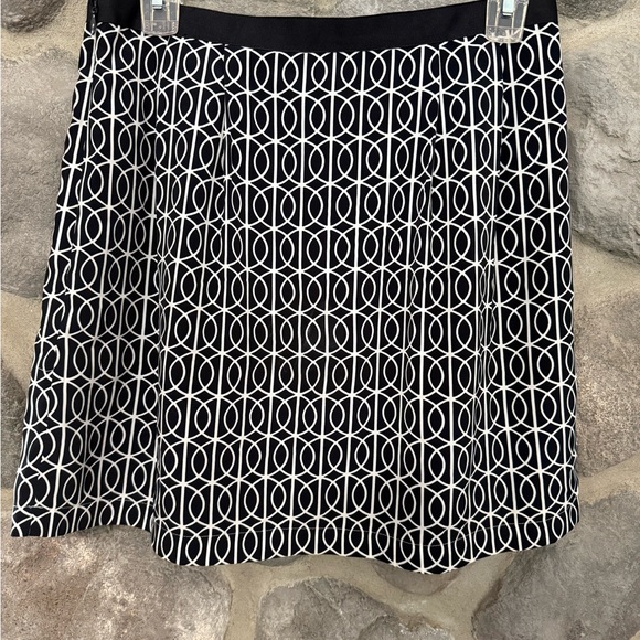 Banana Republic Dresses & Skirts - Banana Republic Black & White Geometric Print Skirt Size 4